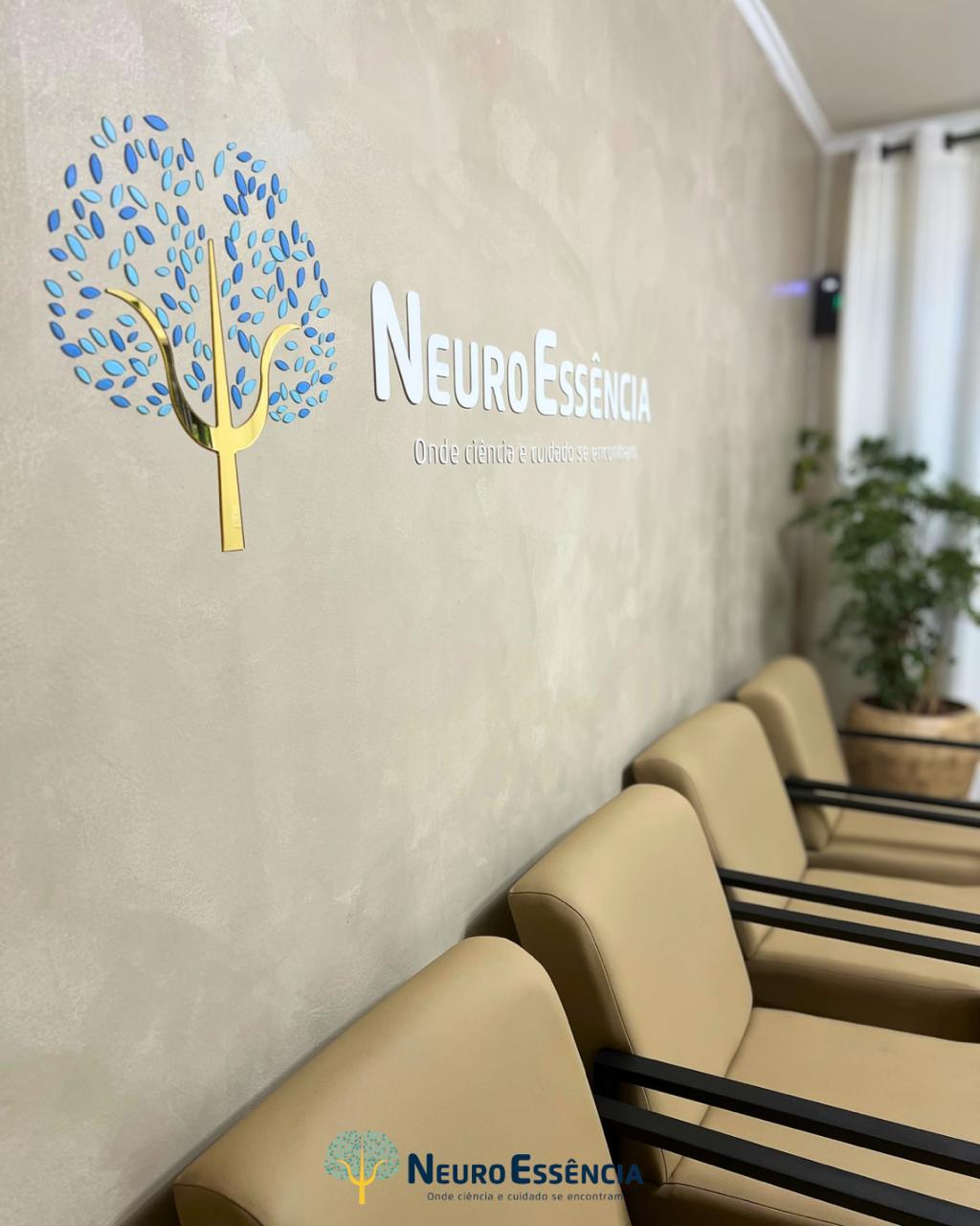 Recepção da NeuroEssência com a logomarca na parede